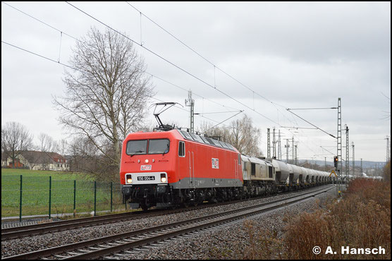 Wieder ohne Werbung, dafür mit Loknummer an den Fronten, ist die Lok am 2. Dezember 2018 vor 266 442-3 unterwegs. In Chemnitz-Furth haben die beiden Maschinen den Leerzement nach Rüdersdorf am Haken