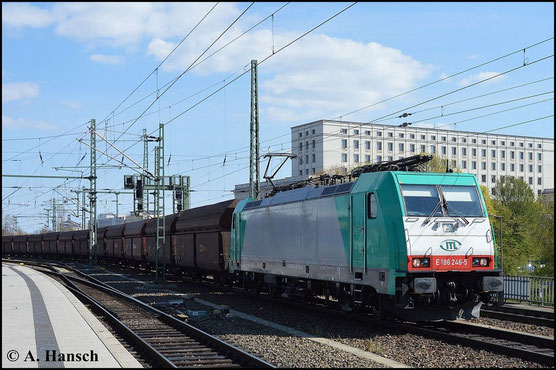 E186 246-5 von ITL zieht am 19. April 2015 einen Bunkerzug durch Dresden Hbf.