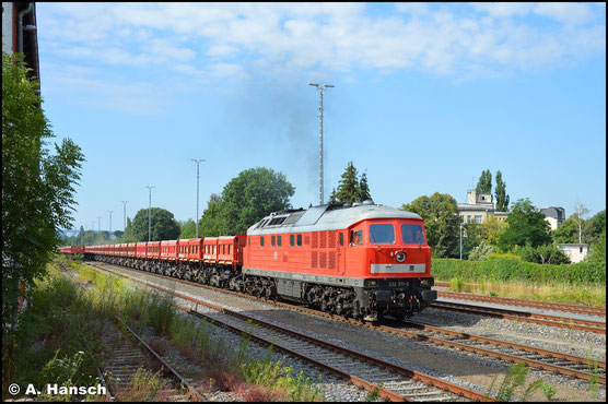 Laut wie ein Jet verlässt 232 571-0 am 23. Juli 2020 mit langem Schotterleerzug Chemnitz-Süd