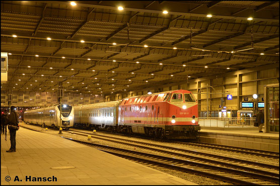 229 181-3 ist für CLR im Einsatz. Am 17. Dezember 2017 hat sie den Sonderzug Quedlinburg - Chemnitz am Haken. Hier erreicht sie am Abend wieder Chemnitz Hbf.