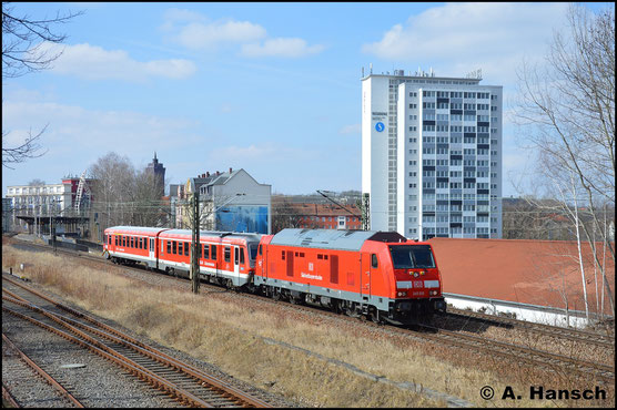 Am 24. März 2018 fährt mir mit 245 010-4 die erste Lok dieser BR vor die Linse. Am Haken hat sie 628 425 der Gäubodenbahn. Hier durchfährt die Fuhre Chemnitz-Süd