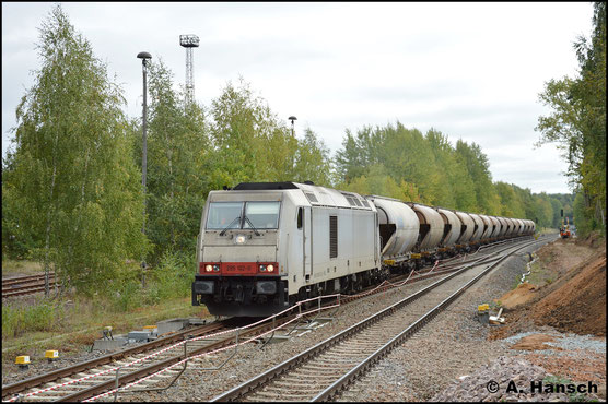 Am 27. September 2018 wird der Kalkzug nach Chemnitz-Küchwald über den Chemnitzer Hbf. umgeleitet. Dies ermöglichte ein Bild des Zuges am entstehenden Hp Chemnitz-Küchwald. 285 102-0 zieht die Fuhre