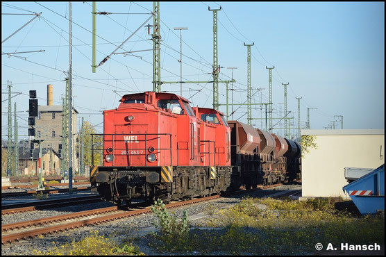 202 453-7 (WFL Lok 16) und 202 822-3 (WFL Lok 15) sonnen sich am 1. November 2015 an einem Schotterzug in Chemnitz Hbf. Wenig später wird dieser zur Baustelle zwischen Chemnitz-Hilbersdorf und und Niederwiesa gefahren