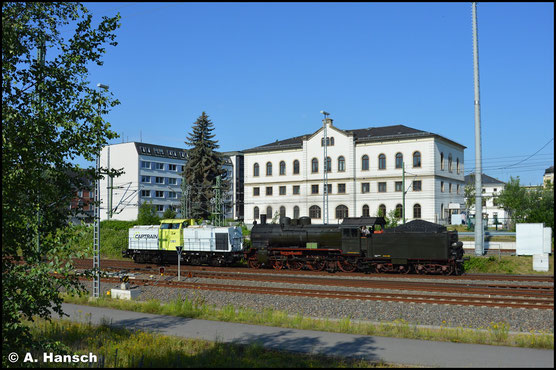 38 2455 (P8 Posen) wird am 27. Juni 2020 von Dresden-Altstadt nach Fürth überführt. Am Haken von 203 163-1 (ITL/Captrain) verlässt die Lok hier gerade Chemnitz Hbf.