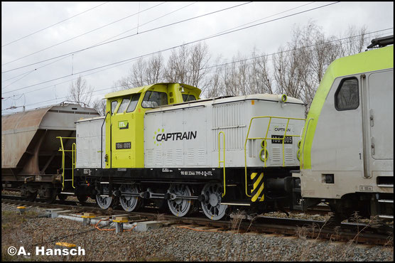 346 799-0 (ITL 106 005) ist am 29. Januar 2018 Wagenlok in einem Getreidezug, gezogen von 185 581-6. Das Bild entstand in Leipzig-Thekla