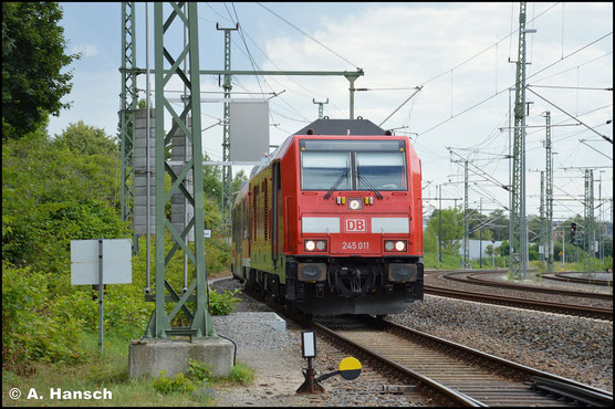 Mit 245 011-2 fand am 25. Juli 2020 eine weitere Lok der BR 245 den Weg nach Chemnitz. Sie brachte drei Triebwagen der BR 640 ins AW Chemnitz