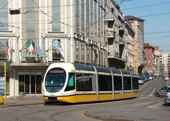 旧市内を颯爽と走る最新型電車