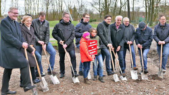 Der erste Spatenstich für den Aufenthaltsraum im Generationenpark Osterwick ist im März 2019 erfolgt.