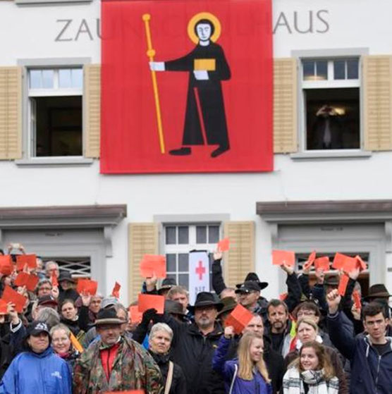 Allgegenwärtig ist der Sankt Fridli im Glarnerland. Hier an der Landsgemeinde an der Front des Zaunschulhauses. (Foto: Südostschweiz Glarus)