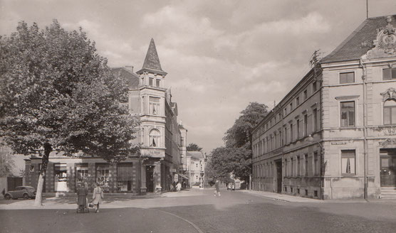 Die Bünder Eschstraße mit Blick auf das Fabrikgebäude Steinmeister & Wellensiek (heute: Bünder Kaufhaus, re.) und die beiden Steinmeister-Villen in der oberen Eschstraße (li.). (Foto: Museum Bünde)