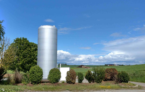 Heizzentrale, Mai 2021 (mit Biogasanlage im Hintergrund)