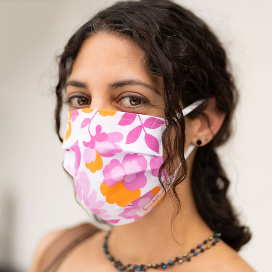 schöne Maske Corona Frau Einkauf Maskenpflicht Upcycling Stoffmaske