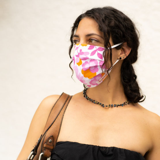 Stoffmaske schön Vintagestoffe junge Frau Einlauf Maskenpflicht