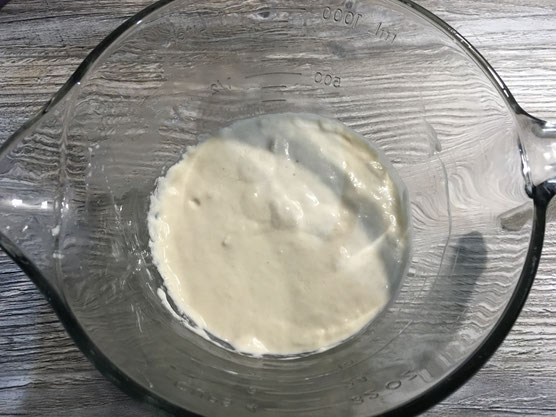 Teig in Glasschüssel zum Brotbacken in einer Form von Pampered Chef