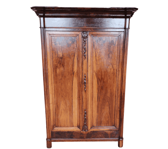 ARMADIO IN LEGNO DI NOCE MASSELLO LUIGI FILIPPO ORIGINALE DI EPOCA XIX SECOLO. SI PRESENTA CON SERRATURA E CHIAVE FUNZIONATE ORIGINALE RESTAURATO E FINITO A GOMMALACCA ALT.CM. 228 LARG.CM. 132 PROF.CM. 49