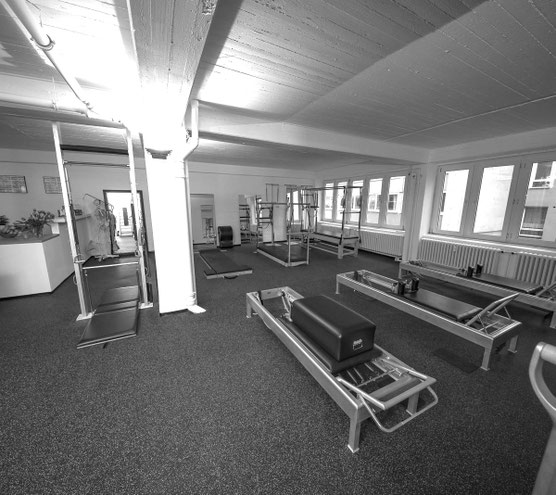 Pilates Studio mit 3 Reformern, 2 Cadillacs und einem SpineCorrector