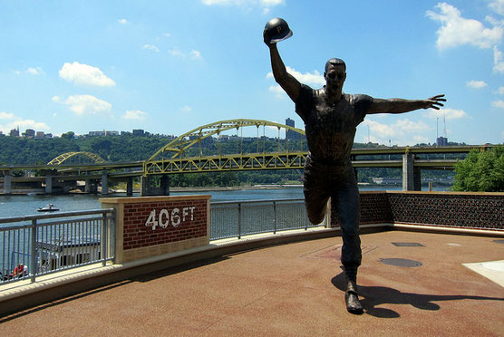 La statua dedicata a Bill Mazeroski presso il PNC Park di Pittsburgh
