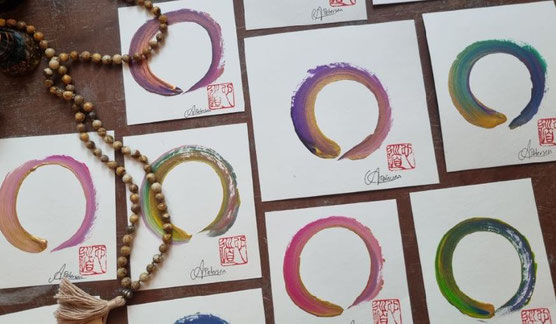 Mehrere farbige Enso-Kreise mit der Traditionellen Siegel Signatur in Leipzig – künstlerische Interpretation der Zen-Tradition in bunten Farben.
