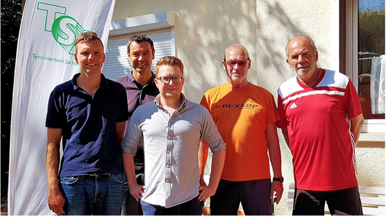 Projektleiter Maximilian Pefestorff (Mitte) sprach mit den Verantwortlichen von Rot-Weiß Halberstadt Carsten Knobbe, David Stein, Dr. Jörg Behrenroth und Dieter Helmchen (von links) über die Ergebnisse der Vereinsanalyse. Foto: Behrenroth