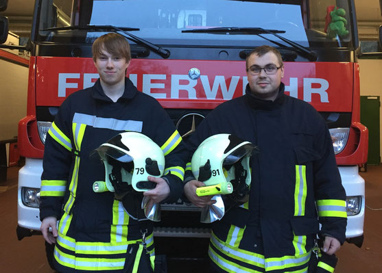 Niklas Rotter (l) und Jan Zander (r) haben den Grundlehrgang an der Kreisfeuerwehrschule in Hagenow bestanden. Bild: Feuerwehr Boizenburg