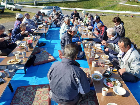 草刈り作業後の直会の様子(令和元年度)