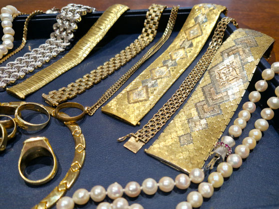 Sortierung und Nachlass-Bewertung von geerbtem Goldschmuck auf einer Prüfschale