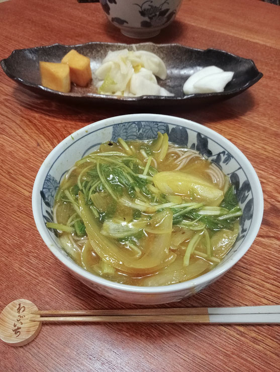 カレー蕎麦(水キムチの漬け汁入り)と漬物3種盛り