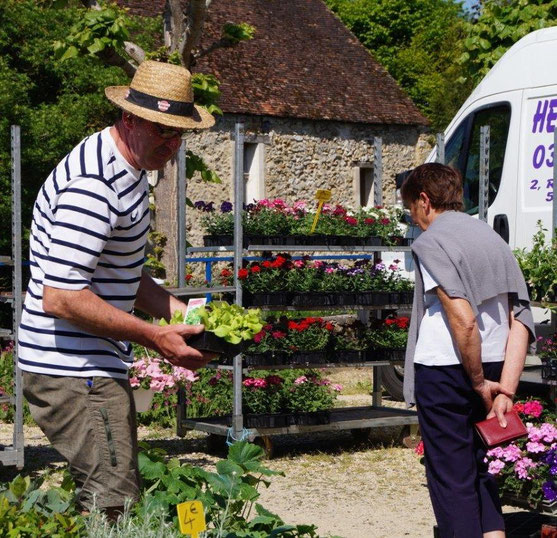 Le dernier marché aux fleurs, qui date un peu, s'est déroulé sur la place de l'église Saint-Rémi.