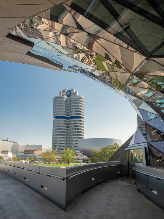 Das BMW - Haus und Museum von der BMW-World aus gesehen.
