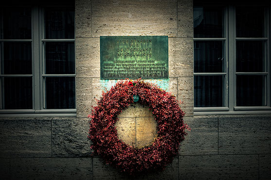 Memorial plaque in the courtyard of the Bendlerbloch in Berlin with the names of the officers shot in the night of the 1944-07-20 (c) www.strobgalerie.at