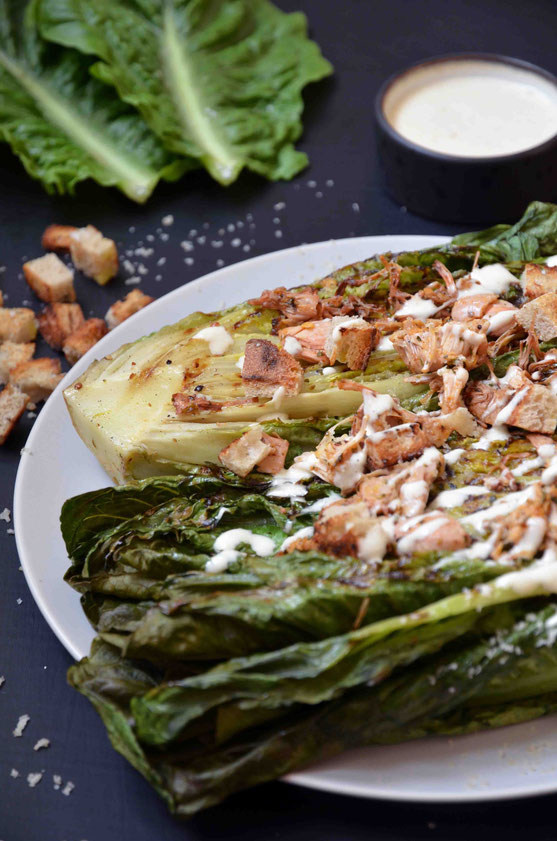 Die perfekte BBQ-Sause oder auch ein tolles Abendessen im Sommer: frisch gegrillter Salat - direkt vom Rost. Schnell zubereitet und super für Salatklassiker - wie hier Caesar´s Style - oder auch durch individuelle Wünsche variantenreich anpassbar.