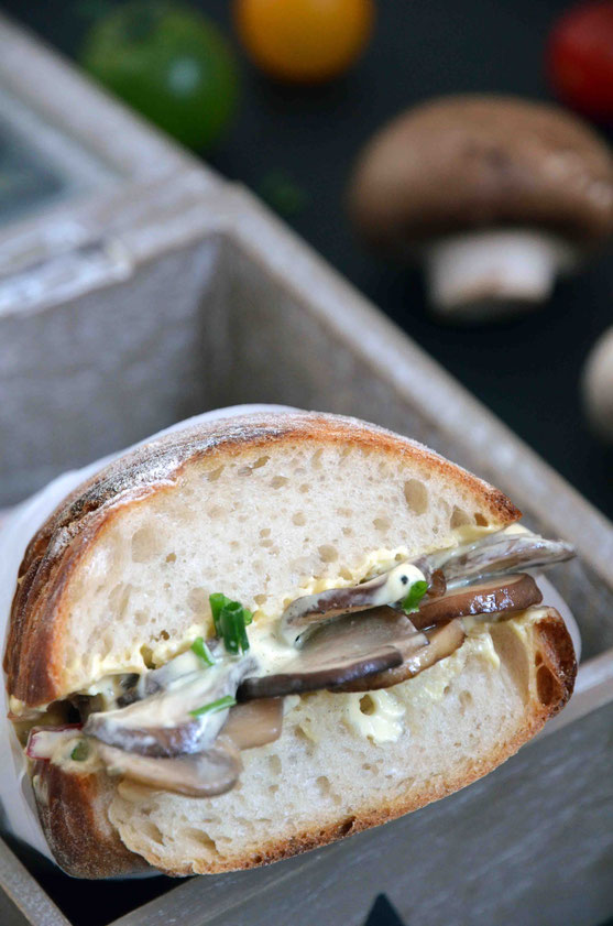 Besonders unterwegs eignen sich alle Zutaten auch dazu, das Champignon-Baguette kalt als Sandwich/Croque zu essen.