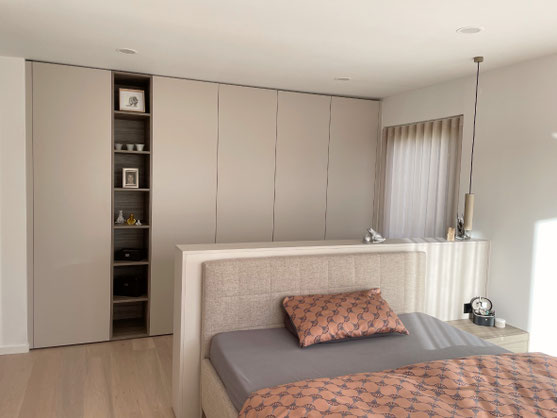 Einbauschrank im Schlafzimmer nach Maß in Rottweil mit deckenhohen Schrankfronten und offenem Regal von Schreinerei Holzdesign Ralf Rapp