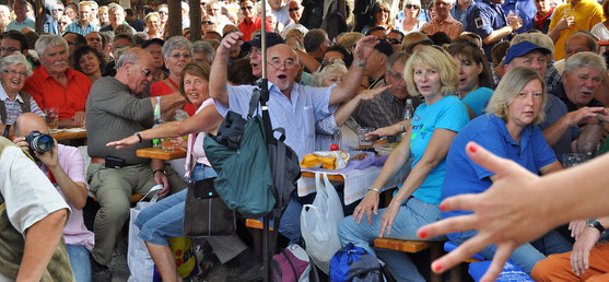 Kult auf dem Wurstmarkt: Beim Literarischen Frühschoppen laufen Pfälzer in den Schubkarchständen zur Hochform auf. Etwas gedämpfter kommt das Mundart-Kontrastprogramm "P(f)älzer Poesie" daher.
