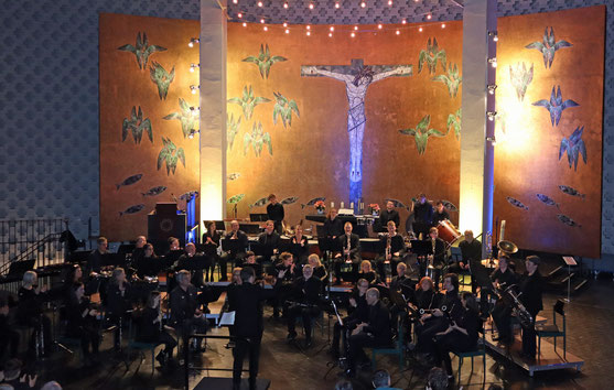 Das Moderne Blasorchester Oppau in der Friedenskirche bei seinem Benefizkonzert für SOS Kinderdorf für Kinder in der Ukraine (Bildrechte: MBO)