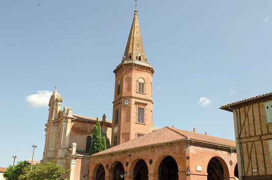 Halle et église de Mazères. Crédit photo : Couleur Média