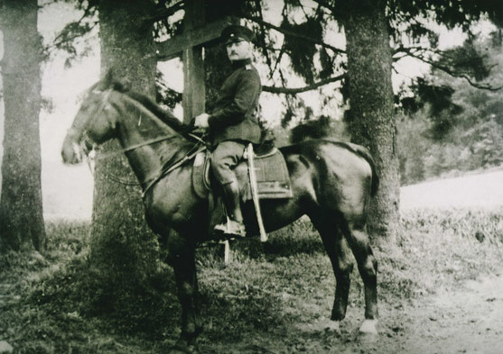 1940: Landjägermeister Josef Ramm aus Eslohe am alten Wegekreuz am Wennerstich. 