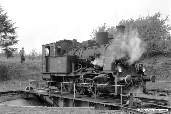 Auf der Drehscheibe in Clausthal-Zellerfeld wurde soeben Lok „Braunschweig“ , vormals Hafen 2 des VBV e.V. von Hand gedreht