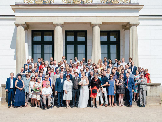 Gruppenfoto mit allen Gästen vnach der Trauung vor dem Jenisch Haus in Hamburg