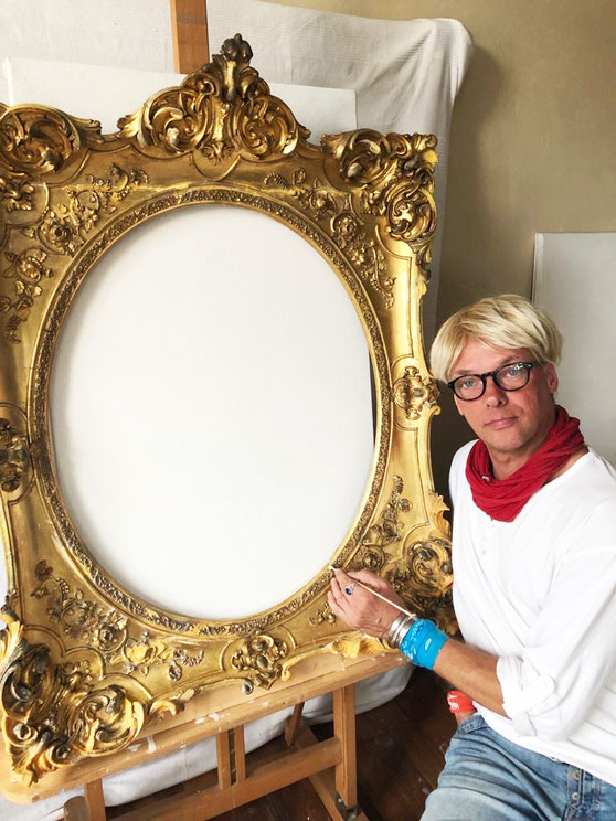 Restaurator René Claus von Aufwind aus Bayern mit restaurierten Stuckrahmen - Barock