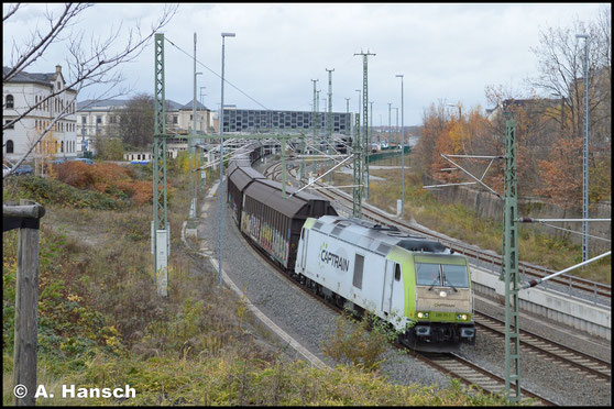 285 111-1 hat am 19. November 2017 einen umgeleiteten Porschezug am Haken. Dieser verlässt hier Chemnitz Hbf. gen Zwickau