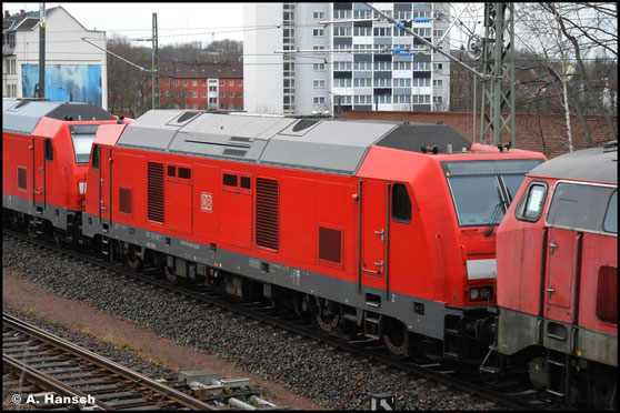 In einem Lokzug wird 245 001-3 am 03. Februar 2022 von Mühldorf nach Cottbus gebracht. In Chemnitz-Süd erwischte ich die Fuhre