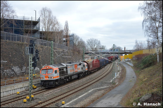 Erst 7 Jahre später, am 5. Januar 2020, begegnet mir die Lok erneut. Sie erreicht auf dem Bild mit einem Leerholzzug gerade Chemnitz Hbf.