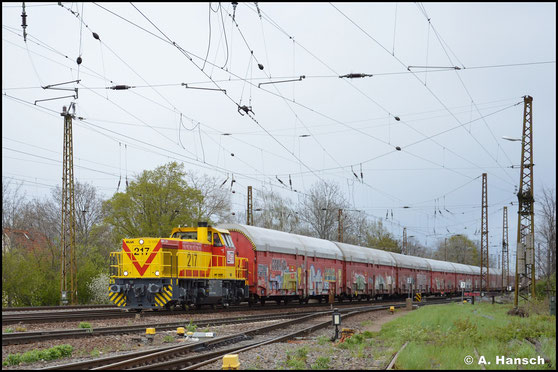 275 217-8 ist bei der MEG als Lok 217 eingereiht. Am 05. Mai 2021 zieht sie einen langen Autozug durch Leipzig-Wiederitzsch