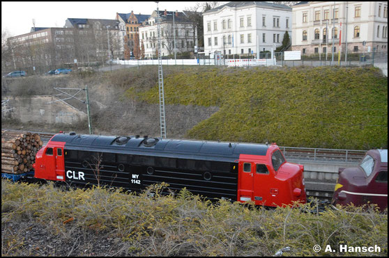 227 005-6 (CLR My 1142) und Vorspannlok 227 004-9 (CLR My 1138) wuchten am 6. April 2020 einen schweren Holzzug durch Chemnitz Hbf.