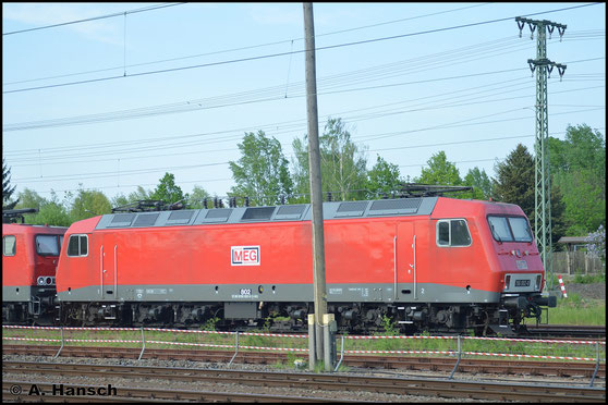 156 002-9 (MEG 802) steht am 11. Mai 2016 mit 3 Loks der BR 143 der MEG in der Nähe von Leipzig-Messe abgestellt