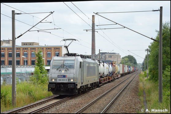 386 033-5 durcheilt am 22. Juli 2021 mit Containerzug den Hp Chemnitz-Schönau