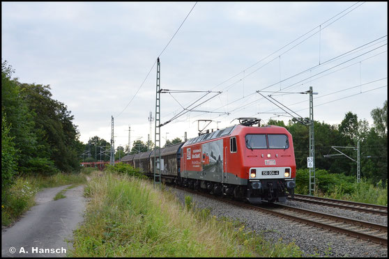 Wieder mit Werbebeklebung treffe ich die Lok am 20. Juli 2021, als sie den VW-Zug für Mosel durch den Abzweig Chemnitz-Furth schleppt