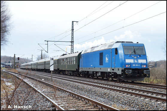 Am 10. Januar 2016 schiebt 076 003-7 (PRESS 285 103-3) den Leerreisezug DLr 24246 aus Dresden-Alstadt nach Glauchau nach. Zuglok ist 246 011-1 (PRESS 246 049-2). Hier ist die Fuhre in Chemnitz-Hilbersdorf zu sehen