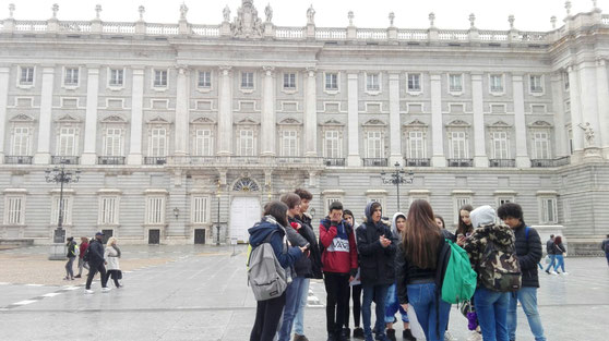 Arribats a Madrid sota la pluja. Visitant el Palacio Real.